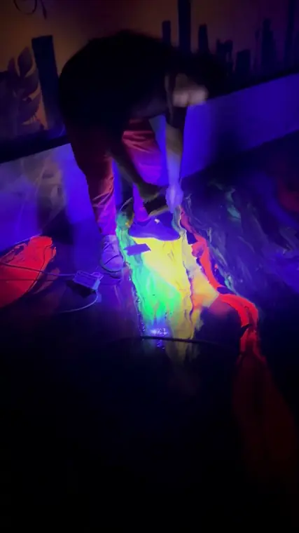 Подът свети под UV светлина